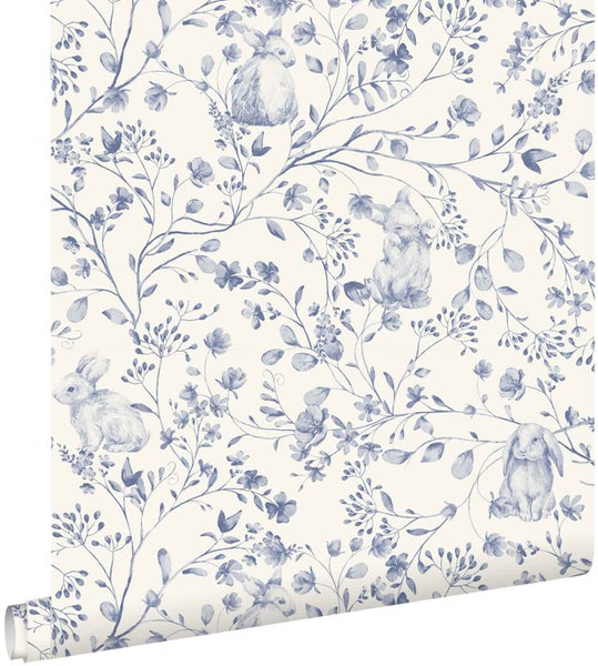 Tapete mit blauem Muster aus Hasen, Blumen und Zweigen.