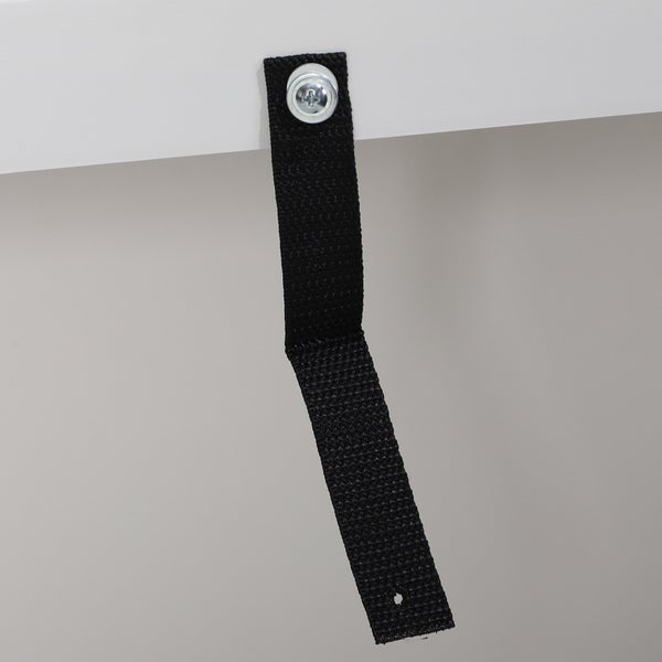 Schwarzes Textilband als Kippschutz, mit einer Schraube an einer weißen Platte befestigt.
