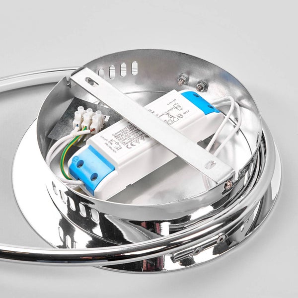 Innenansicht einer Deckenleuchten-Halterung aus verchromtem Metall mit Vorschaltgerät, Anschlussklemme und Verkabelung.