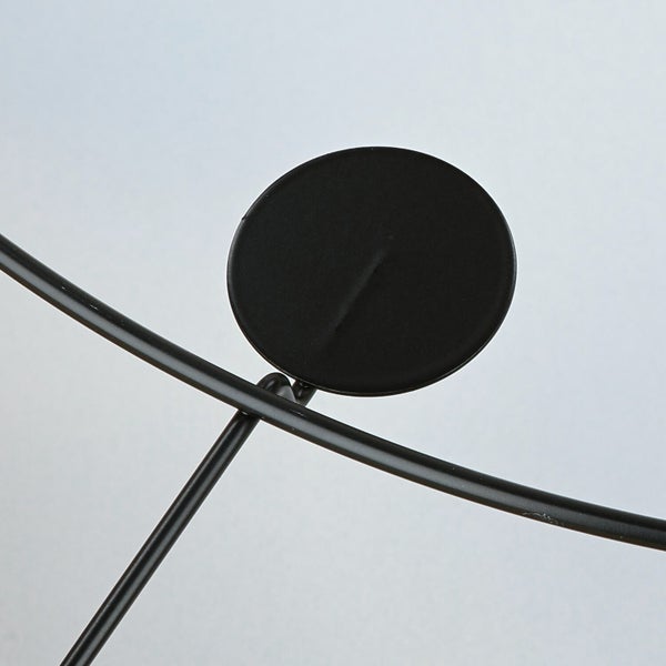 Detailansicht eines schwarzen Kerzenhalters aus Metall