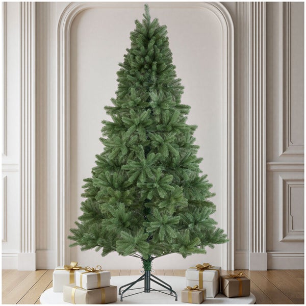 Künstlicher Weihnachtsbaum in einem eleganten Raum mit Geschenken unter dem Baum.