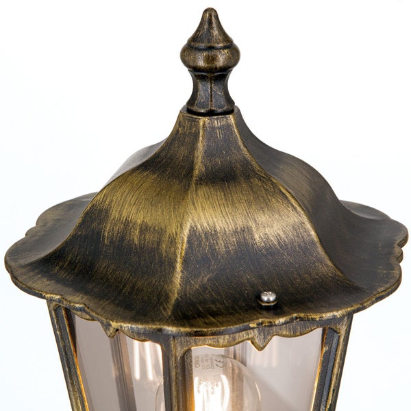 Klassische Außenleuchte in antiker Goldoptik mit dekorativem Metalldach und Glaseinsätzen.
