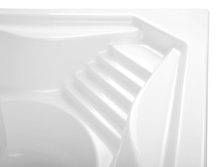 Integrierte Treppe in der Ecke eines weißen Schwimmbeckens oder einer Badewanne.