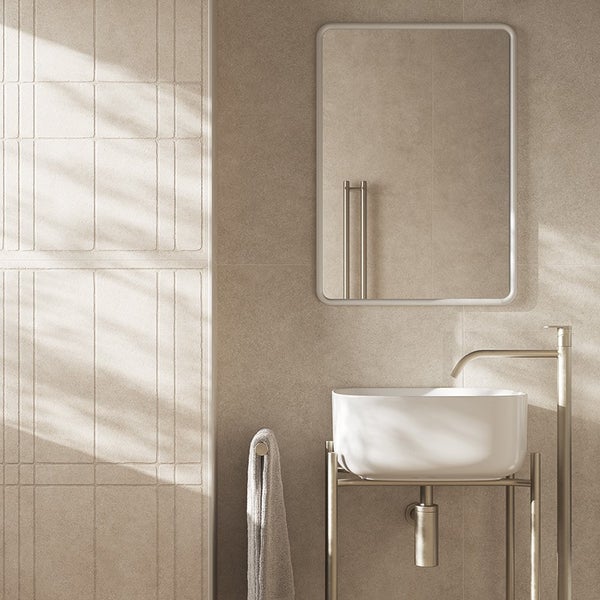 Modernes Badezimmer mit Waschtisch auf Metallgestell, Aufsatzwaschbecken, Wandarmatur und Wandspiegel vor strukturierten Fliesen.