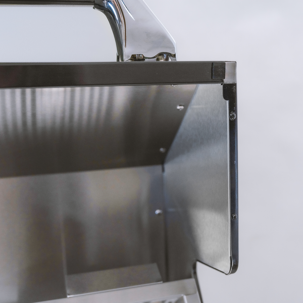 Nahaufnahme eines Grilldeckels und Griffs aus Edelstahl.