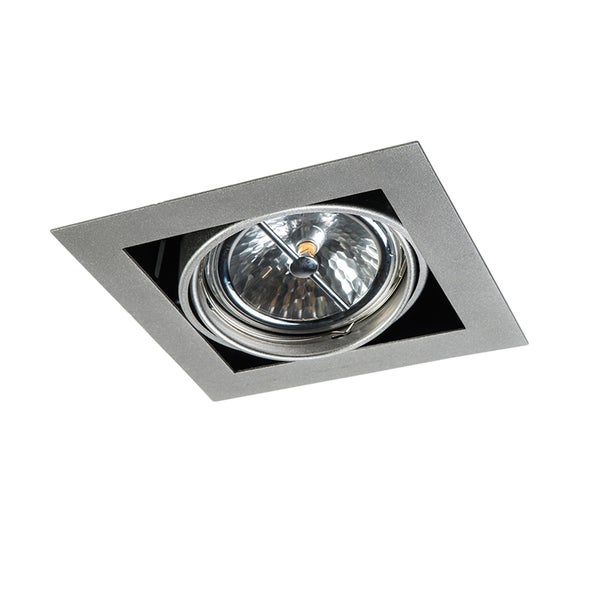 Quadratischer Einbaustrahler aus Metall in Silber mit schwenkbarem Leuchtmittel.