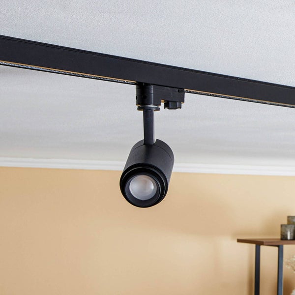 Schwarzer Schienenstrahler mit verstellbarem Abstrahlwinkel von 15 Grad bis 60 Grad.