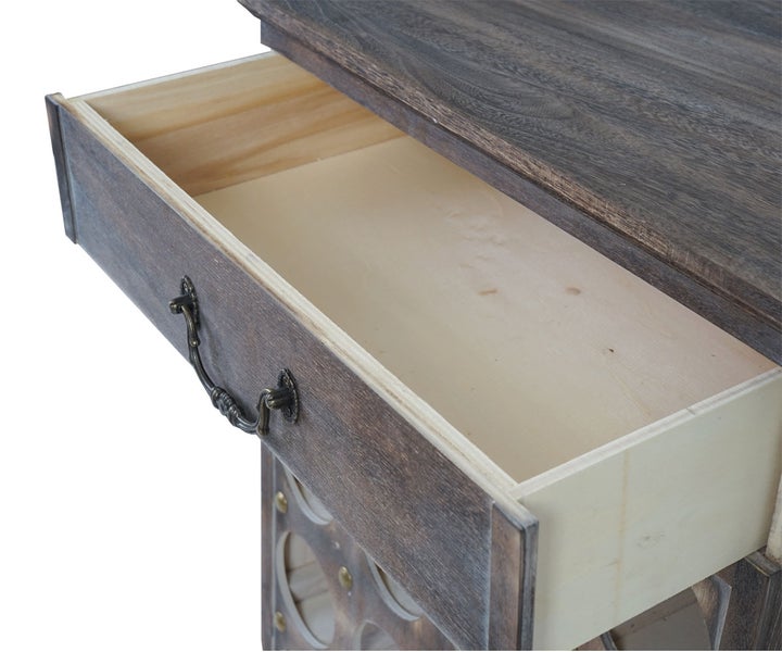 Kommode aus Holz mit offener Schublade