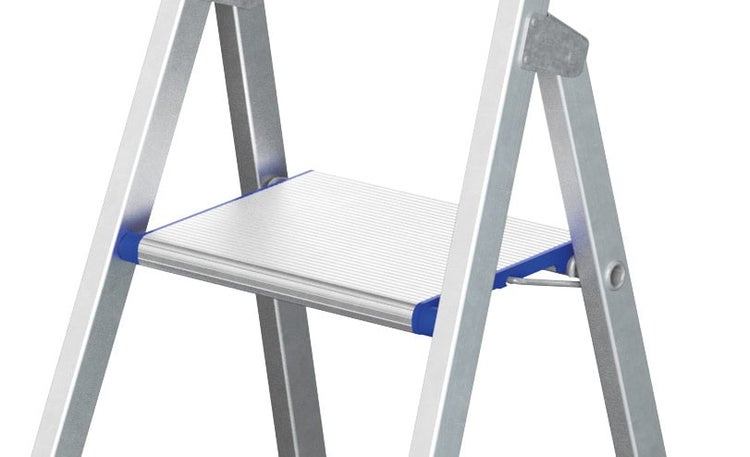 Detailansicht der Trittstufe einer Aluminiumleiter mit profilierten Stufenoberflächen