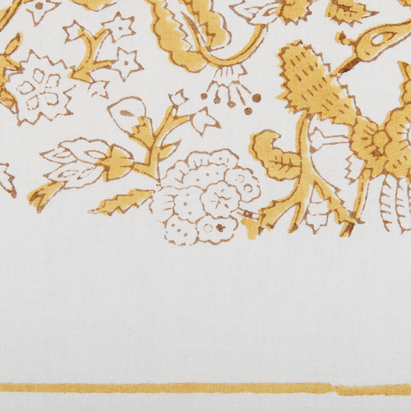 Textil mit einem senfgelben floralen und botanischen Muster auf weißem Grund mit gewebter Struktur und einer durchgehenden Linie.