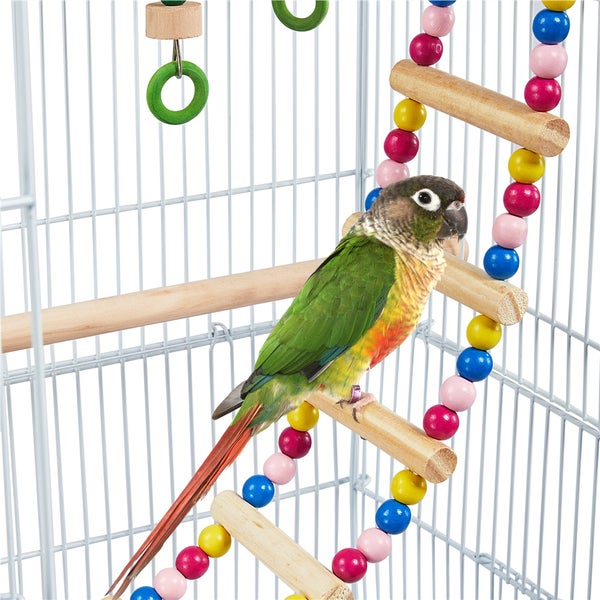 Ein Sittich sitzt auf einer Holzleiter mit bunten Perlen in einem Vogelkäfig.