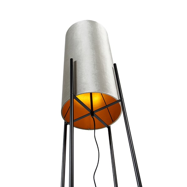 Stehleuchte mit zylindrischem, grauem Textilschirm, goldfarbener Innenseite und dreibeinigem, schwarzem Metallgestell.