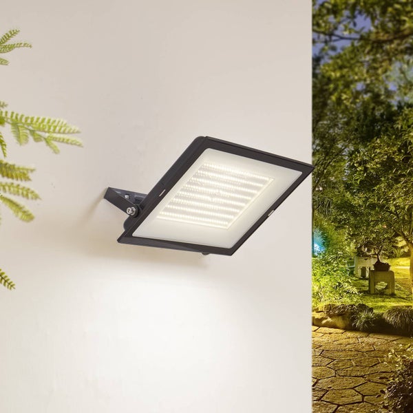 Flacher LED Außenstrahler an einer Hauswand montiert mit Blick auf einen nächtlichen Garten.
