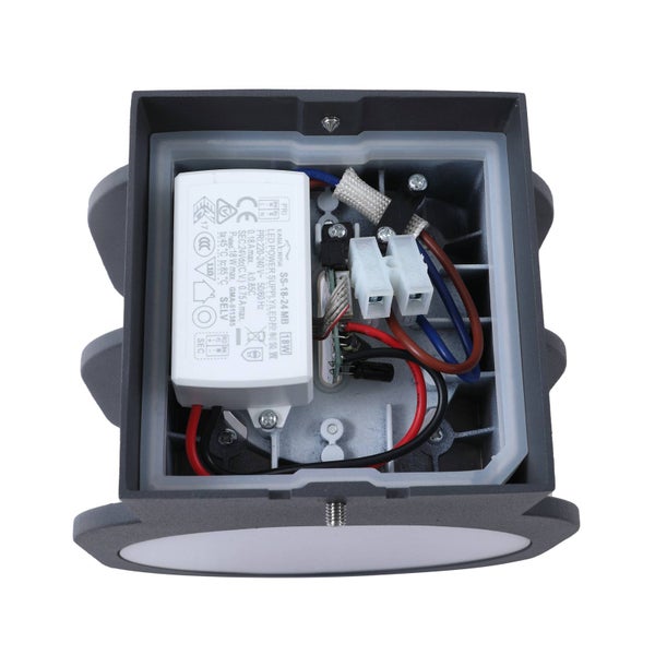 Innenansicht einer LED-Wandleuchte mit LED-Treiber, elektrischer Verkabelung und Lüsterklemme im Metallgehäuse.