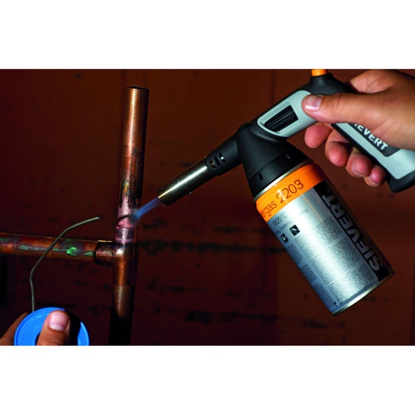 Sievert Gaslöter Powergas 2203 beim Erhitzen einer Kupferrohrverbindung zum Löten.