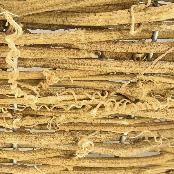 Nahaufnahme von einem Flechtzaun aus Ästen