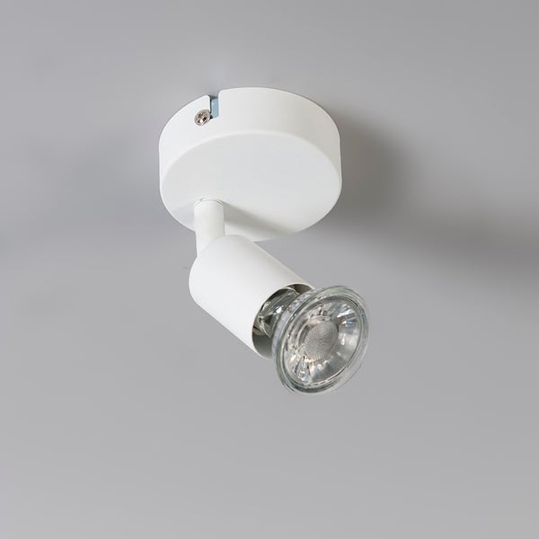 Weißer, verstellbarer Deckenstrahler mit rundem Sockel und zylindrischem Kopf, inklusive LED-Leuchtmittel.