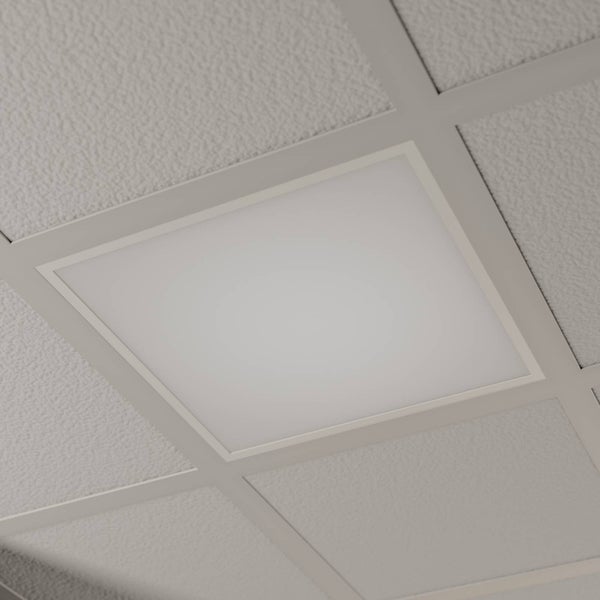 Quadratisches LED-Panel eingebaut in eine Rasterdecke.