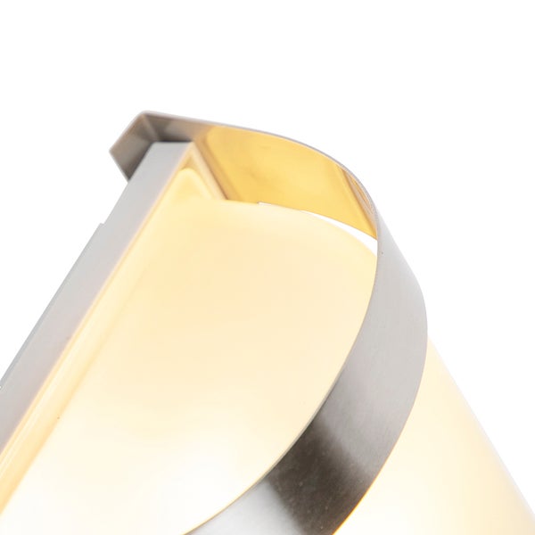 Nahaufnahme einer modernen Wandleuchte aus gebürstetem Metall mit gewölbtem weißem Schirm.