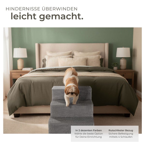Ein kleiner Hund benutzt eine Treppe vor einem Bett, um hinaufzusteigen.