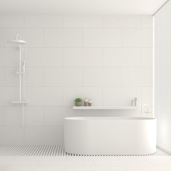 Badezimmer mit Badewanne, Dusche, Regal und Dekorationsartikeln