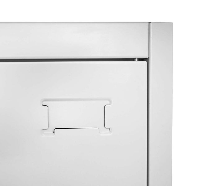 Detailansicht eines Metallschranks mit Griffmulde