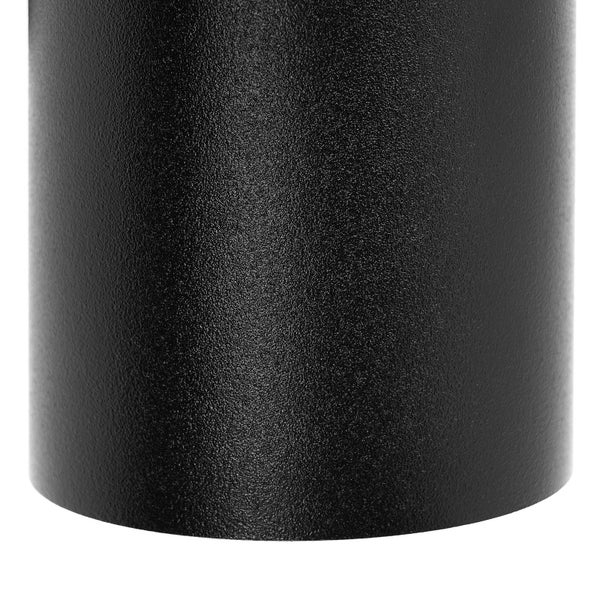 Nahaufnahme einer schwarzen, zylindrischen Form mit texturierter Oberfläche.