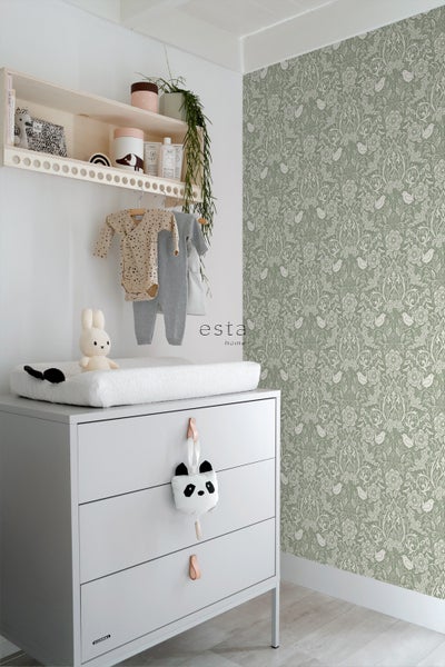 Helles Kinderzimmer mit Kommode, Ablageregal und gemusterter Tapete