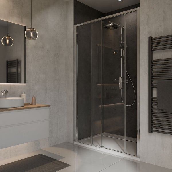 Moderne Dusche mit Glasschiebetüren, Regenduschkopf und Handbrause in einem Badezimmer mit Waschtisch und Handtuchheizkörper.