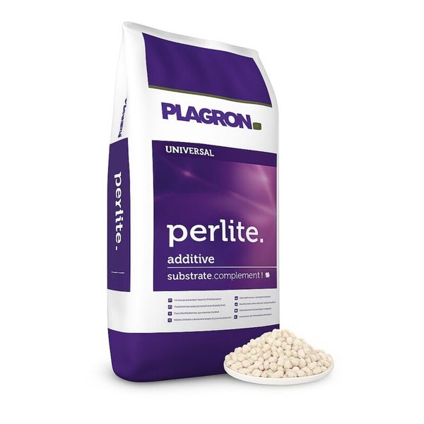 Sack Plagron Perlite Substrat-Zusatz mit Plagron Logo und eine Schale mit weißem Granulat zur Bodenverbesserung.