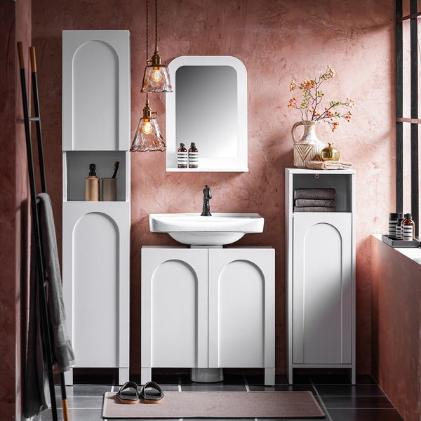 Badezimmer mit Waschtisch, Spiegel, Hochschrank und Handtuchhalter für die Einrichtung