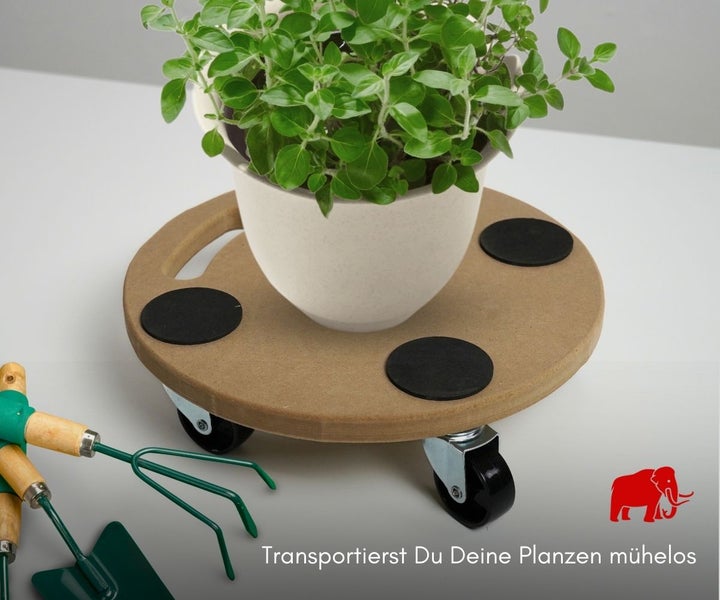 Runder Pflanzenroller aus Holz mit Antirutschpads, Griff und Lenkrollen, darauf ein Pflanztopf mit Pflanze sowie Gartenwerkzeuge. Hornbach Logo.
