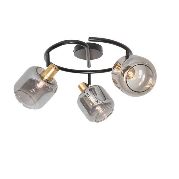 Dreiflammige Deckenleuchte mit schwarzem Metallrahmen, messingfarbenen Akzenten und rauchgrauen Glaslampenschirmen.