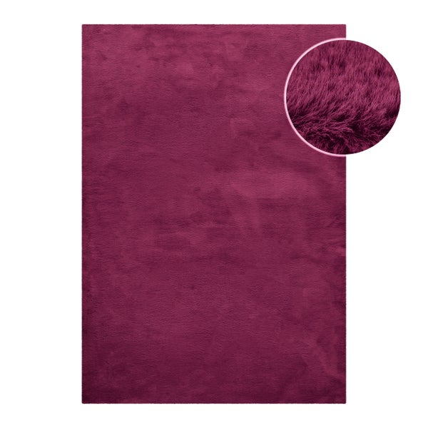 Hochflor-Teppich in Beerenfarbe mit Detailansicht der weichen Fasern.