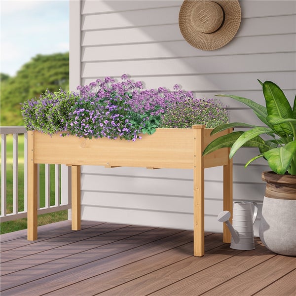 Hochbeet aus Holz mit Pflanzen auf einer Terrasse