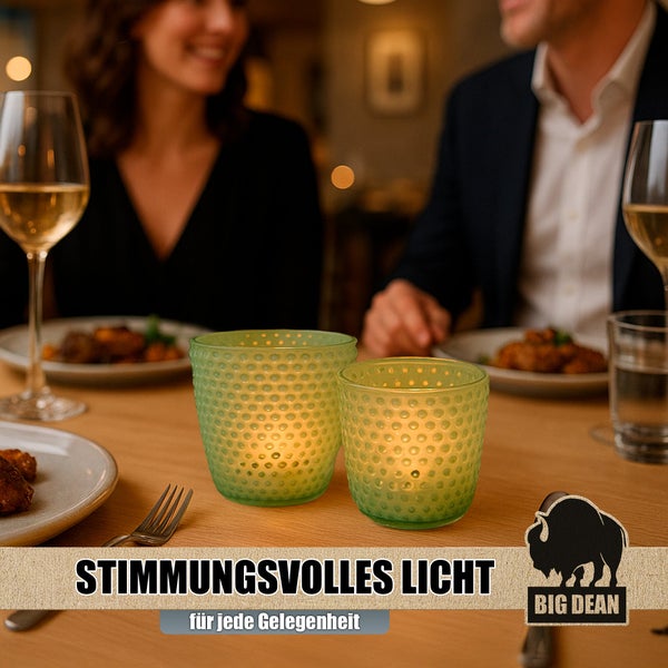 Zwei strukturierte Teelichthalter aus Glas auf einem gedeckten Tisch bei einem romantischen Abendessen mit Big Dean Logo.