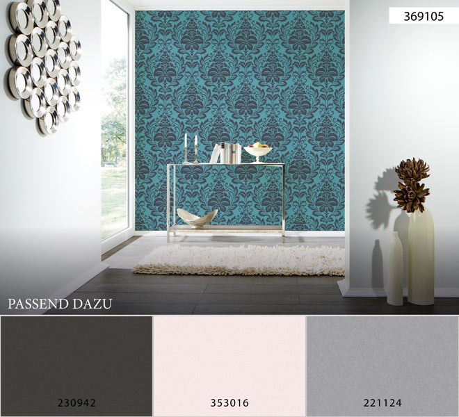 Dekoratives Wohnzimmer mit gemusterter Tapete, Ablagetisch und Wohnaccessoires.