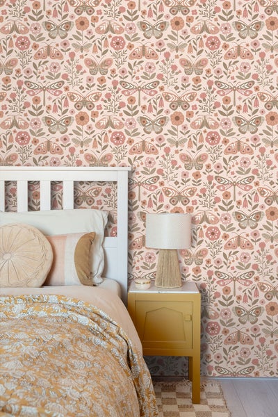 Dekoratives Schlafzimmer mit gemusterter Tapete mit Motten- und Blumenmuster