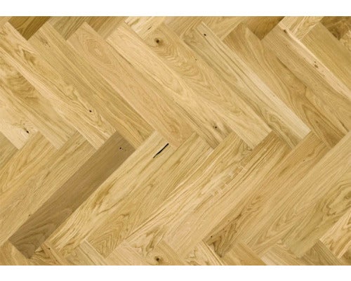 Holzboden im Fischgrätmuster