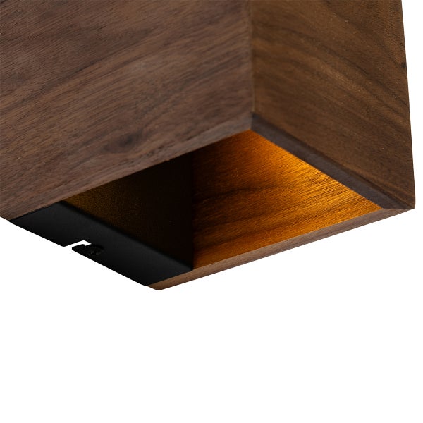 Wandleuchte aus Holz mit indirektem Lichteffekt und Metallakzent