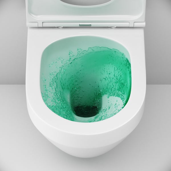 Spülrandloses Wand-WC mit kraftvollem Wasserwirbel beim Spülvorgang aus weißer Keramik.