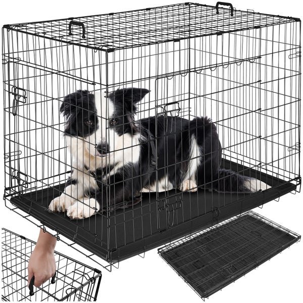 Hund liegt in einer Transportbox aus Metall