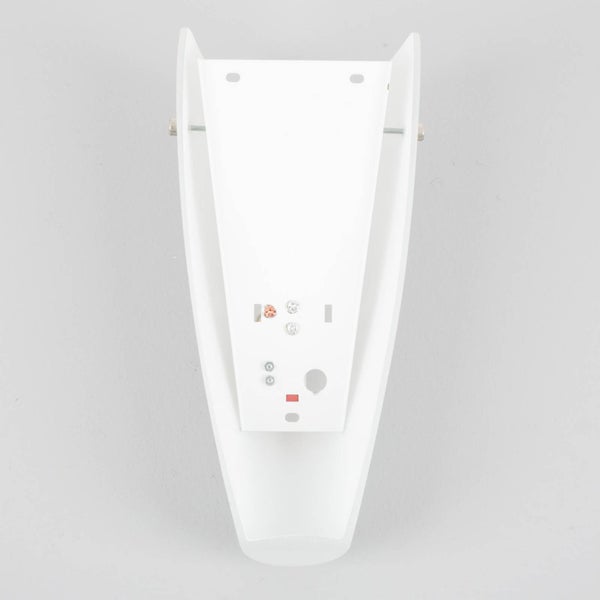 Rückansicht einer weißen Wandleuchte mit Montagehalterung und internen Anschlussstellen für die Verkabelung.