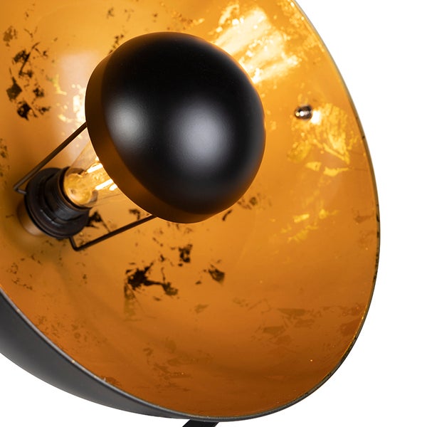 Detailansicht einer Innenleuchte mit Leuchtmittel und goldfarbener Innenseite