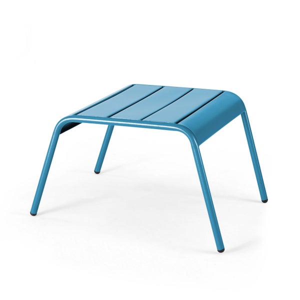 Blauer Metallhocker mit Lattenoberfläche für den Außenbereich.