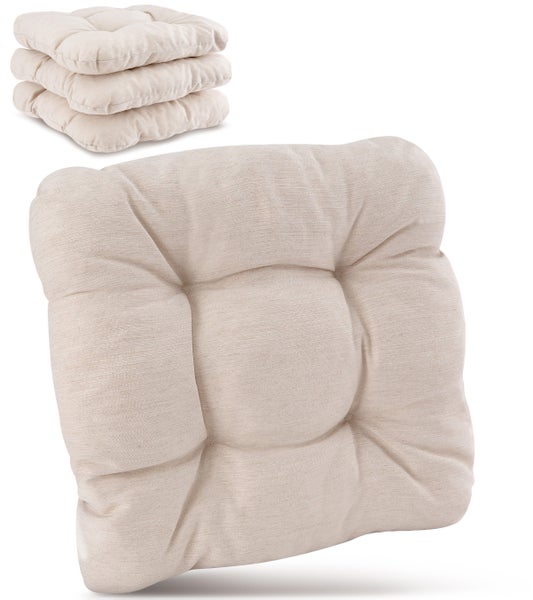 Quadratisches Stuhlkissen aus Stoff, mit Knopfheftung und einem Stapel weiterer Kissen