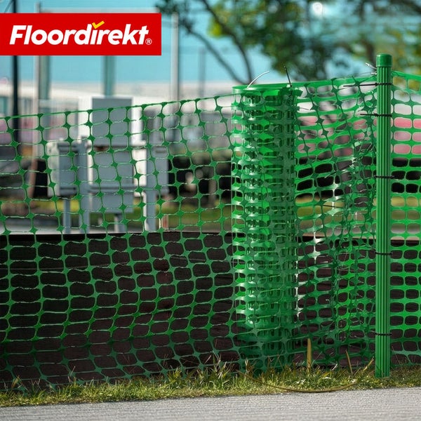 Grüner Absperrzaun aus Kunststoff, teilweise aufgerollt, an einem Pfosten befestigt. Floordirekt Logo.
