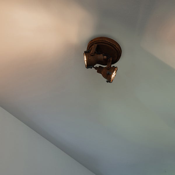 Deckenleuchte mit zwei Strahlern