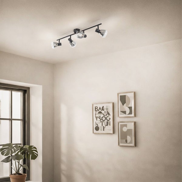 Deckenleuchte mit vier Leuchten in einem hellen Raum