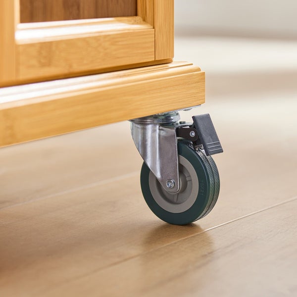 Möbelrolle mit Feststellbremse am Holzmöbel